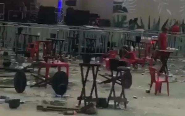 Vídeo: MC Poze do Rodo não aparece em show e público destrói estrutura