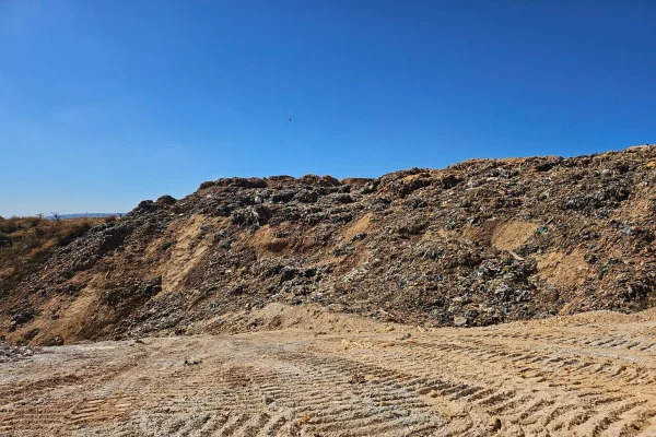 Começa ação para evitar contaminação de rio por lixão que desabou
