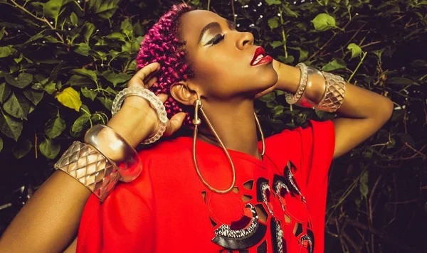 Karol Conka faz pergunta inusitada sobre sexo oral para Laura Muller
