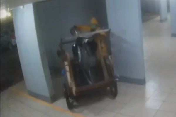 Ladrão esconde moto em carrinho de recicláveis após furto na Asa Sul