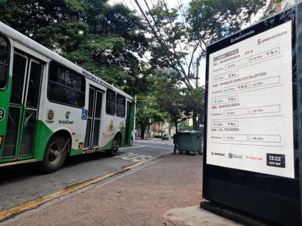 Cidade coloca painéis nos pontos com horários dos ônibus em tempo real