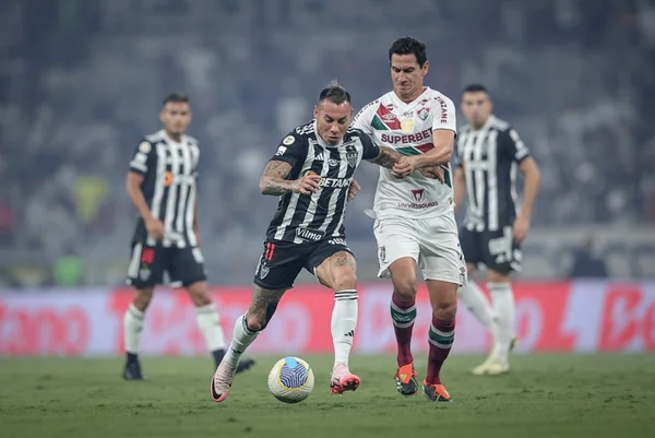 Imagem colorida de duelo entre Galo e Fluminense- EMtrópoles