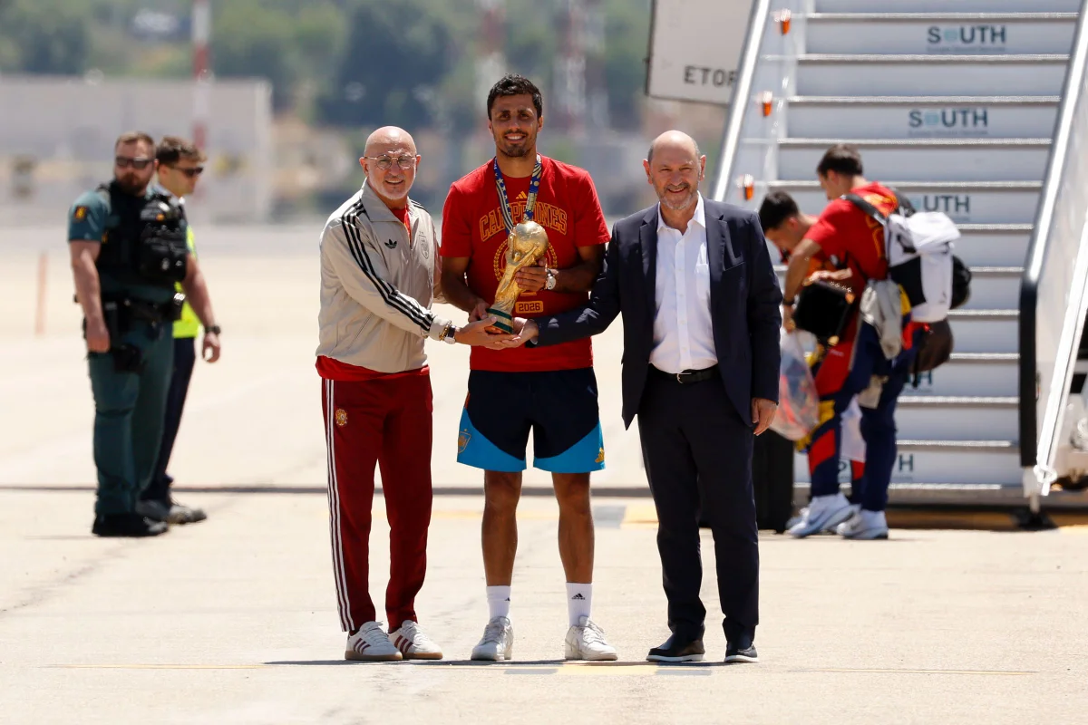 Rodri chegou à capital da Espanha com a taça da Copa do Mundo nas mãos. Rodri chegou à capital da Espanha com a taça da Copa do Mundo nas mãos.