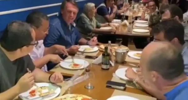 No Nordeste, chef é obrigado a provar pizza antes de Bolsonaro comer