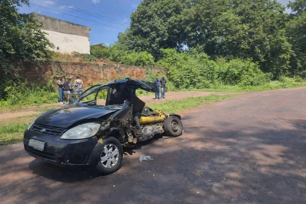 carro destruído em acidente