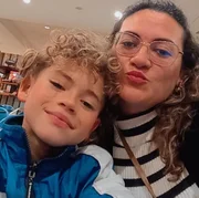 Bailarino Romeu posa com a mãe para as redes sociais Bailarino Romeu posa com a mãe para as redes sociais