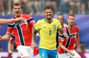 Bruno Guimarães perde pênalti Bruno Guimarães perde pênalti