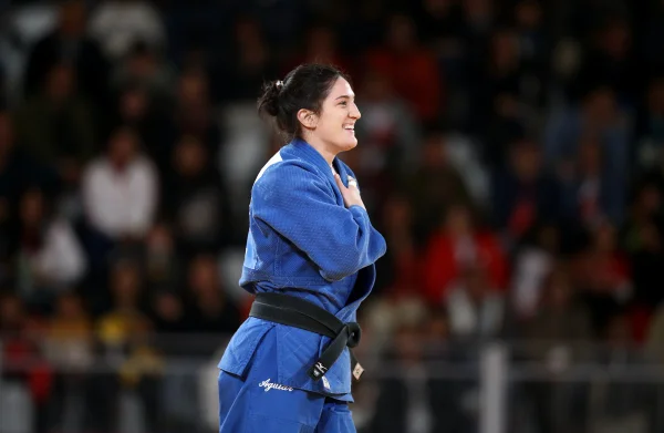 Mayra Aguiar derrota chinesa e é tricampeã mundial de judô