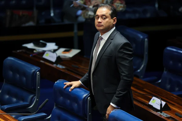 Vice-líder de Lula é alvo da PF em operação sobre a farra do INSS