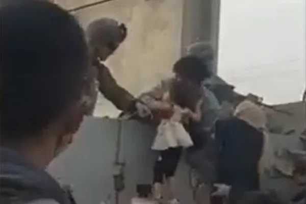 Família afegã entrega criança a soldado americano