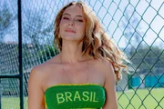 Paolla Oliveira usa biquíni com as cores do Brasil