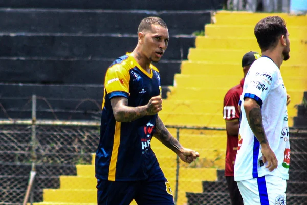 Luquinhas comemora o gol da vitória contra o Goianésia