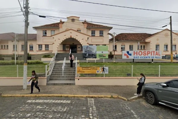 Imagem colorida da fachada do Hospital São Vicente de Paulo