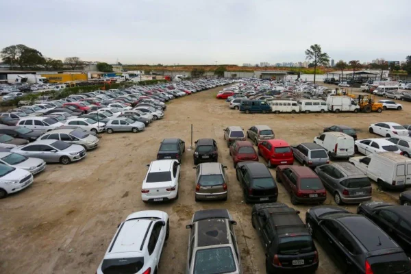 Imagem colorida mostra carros para leilão. Metrópoles