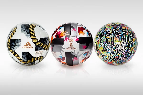 Time fashionista personaliza bola da Copa em ação beneficente