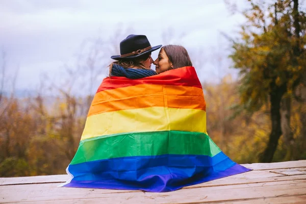 Antes de viajar, LGBTs precisam pesquisar as leis do país de destino