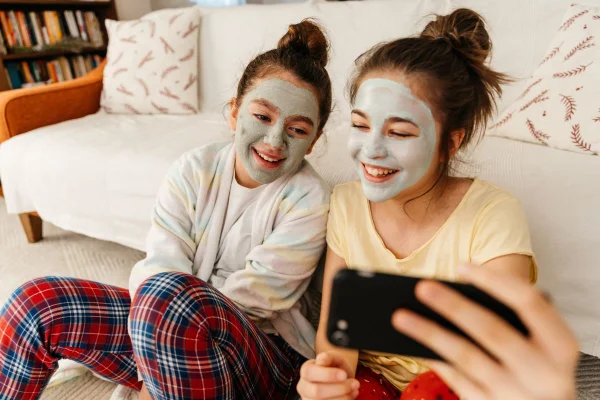 foto colorida duas meninas fazendo skincare