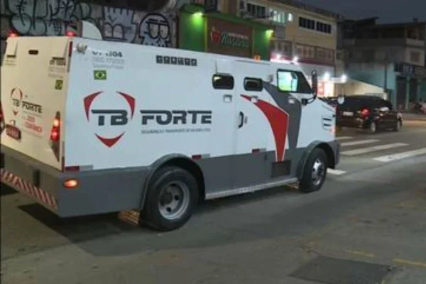 Imagem colorida de carro-forte assaltado na Grande SP - metrópoles