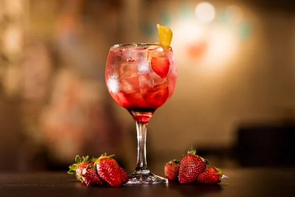 drinque de tonica com frutas vermelhas