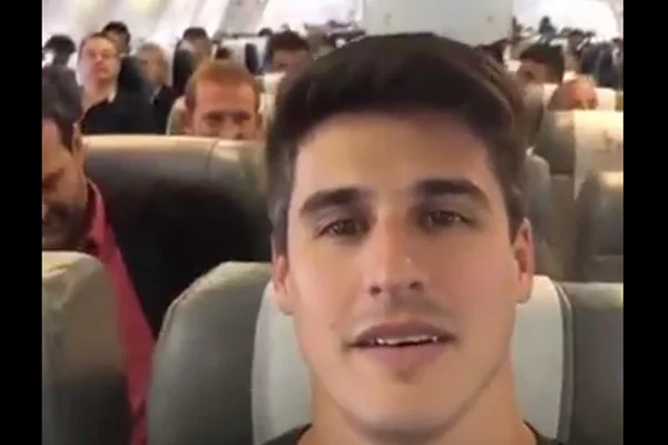 Zagueiro Filipe Machado grava vídeo antes da decolagem para Medellín