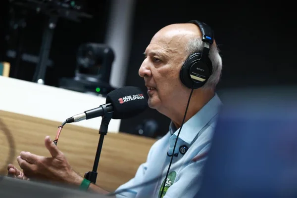 Arruda promete pagar 14° a professores e zerar cargos comissionados