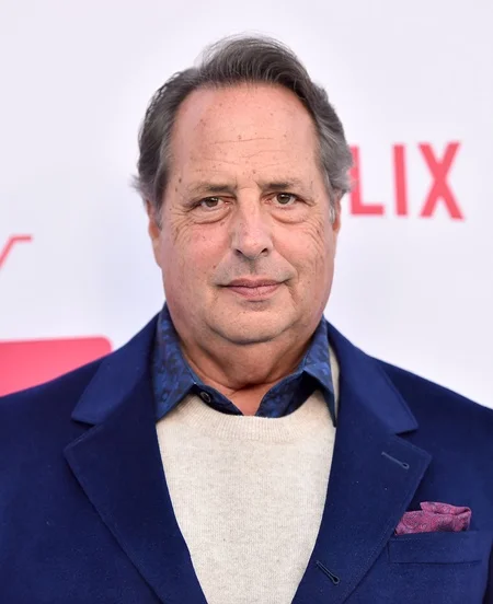 <b>Jon Lovitz</b>: o ator cômico e ex-personalidade de Saturday Night Live começou com algumas manchas vermelhas no corpo. As lesões rapidamente se multiplicaram, cobrindo 75% da sua pele em 2003. Quando fazia shows de comédia em Los Angeles, o ator escondia as manchas com blusas de manga comprida <b>Jon Lovitz</b>: o ator cômico e ex-personalidade de Saturday Night Live começou com algumas manchas vermelhas no corpo. As lesões rapidamente se multiplicaram, cobrindo 75% da sua pele em 2003. Quando fazia shows de comédia em Los Angeles, o ator escondia as manchas com blusas de manga comprida