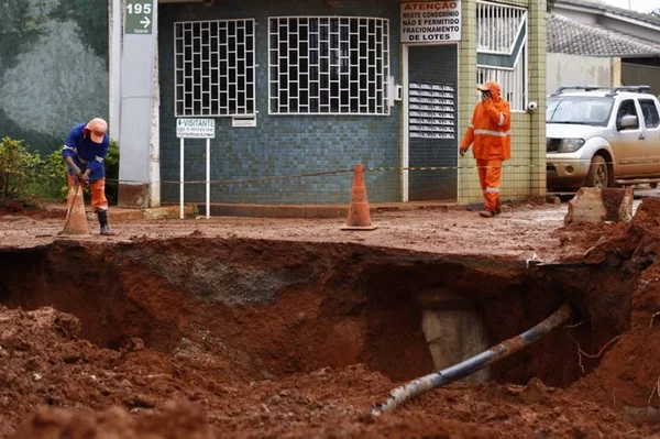 Após abertura de cratera, moradores de Vicente Pires ficam sem água