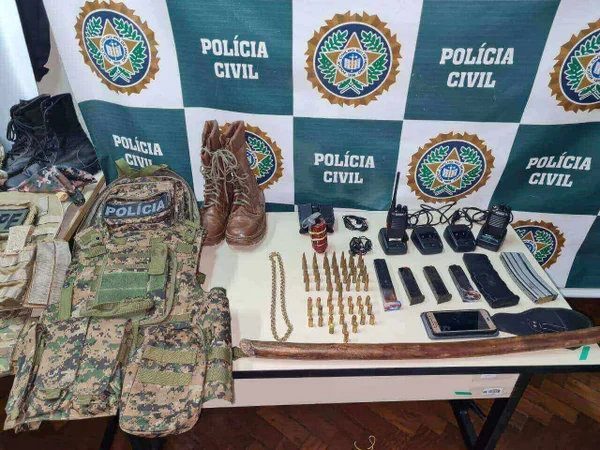 Polícia apreende fardas do Exército e uniforme da Polícia Civil