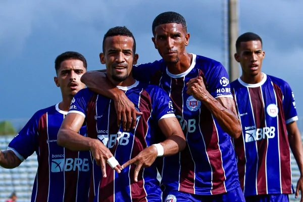 Jogadores comemoram o gol do Ceilandense