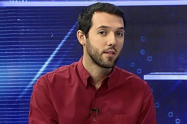 Jornalista esportivo é interrompido ao vivo por ligação da mãe