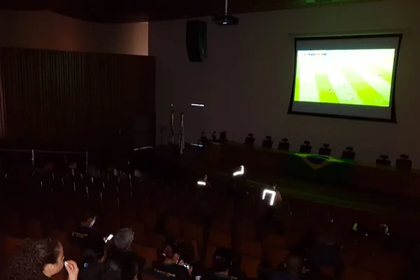 Pipoca e telão para terceirizados da CLDF assistirem ao jogo do Brasil