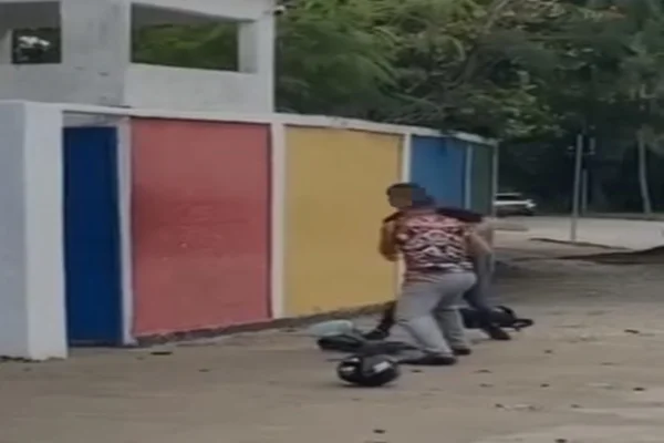 Motoqueiro de app e jovem brigam após discussão por corrida