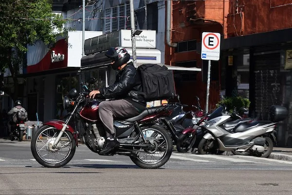 Moto passa pela Rua Teodoro Sampaio, em Pinheiros, em São Paulo