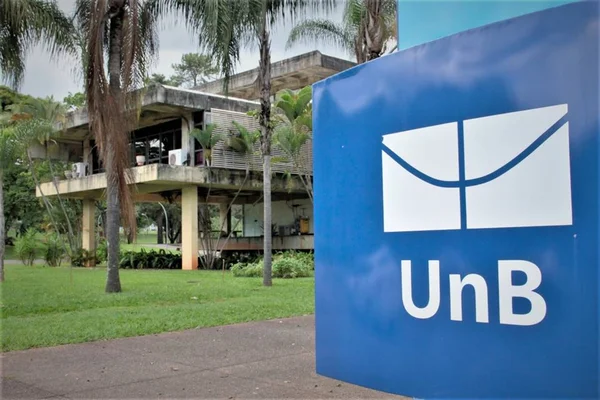 Placa da UnB em azul com logo branco
