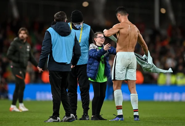 Garota invade campo e pega camisa de CR7