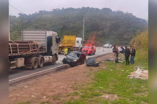 Acidente entre carreta e carro na 381