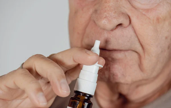 Idoso aplica spray nasal - Metrópoles alzheimer