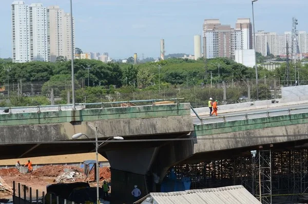 Prefeitura de São Paulo inicia testes para reerguer viaduto