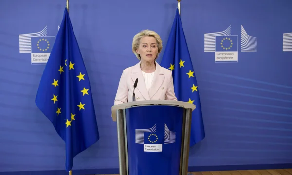 Ursula von der Leyen, presidente da Comissão Europeia discursa em palanque