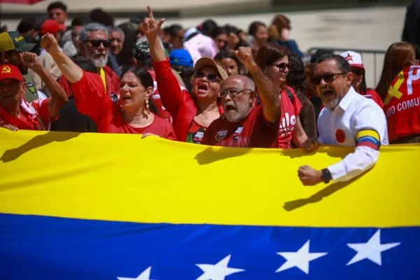 Manifestantes apoiam Venezuela em manifestação da esquerda relembrando atos antidemocráticos do 8 de janeiro