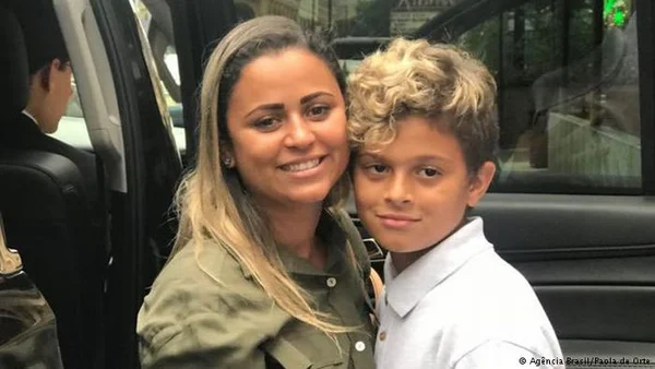Criança brasileira reencontra mãe após separação nos EUA