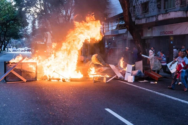 Transportes operam em SP e RJ, mas manifestações bloqueiam vias