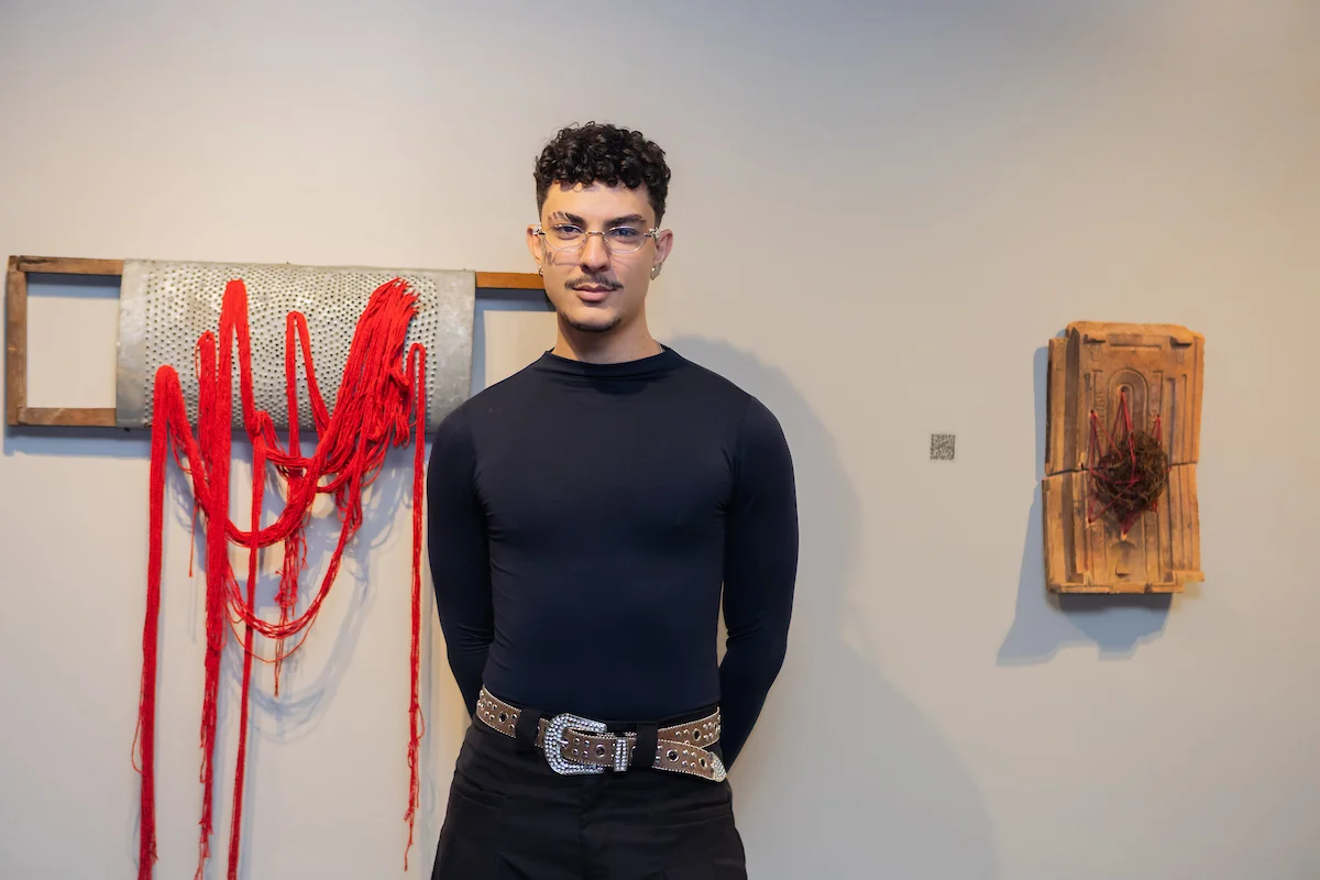 Nascido em Ceilândia, mas criado em Minas, Gabriel Matos explora a trajetória de exílio rural por meio de obras que passeiam entre a fotografia, o bordado, a colagem e a escultura