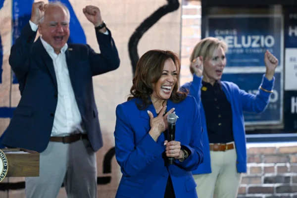 Imagem colorida de Kamala Harris na OCnvenção Democrata - Metrópoles
