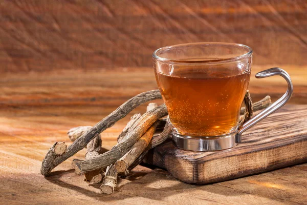 Foto mostra talos e chá de valeriana medicinal - Valeriana officinalis. Metrópoles
