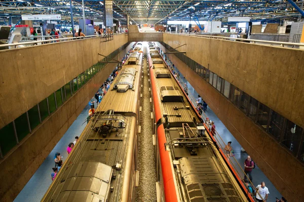 Imagem colorida mostra o alto da plataforma de trens da Barra Funda, com vagões estacionados