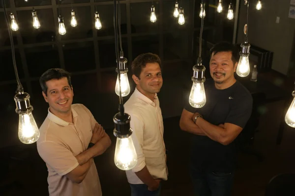 Chefs André Castro e William Chen lançam delivery com 6 marcas