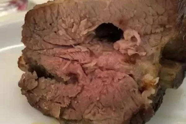Churrascaria é acusada de servir costela com larvas; veja vídeo
