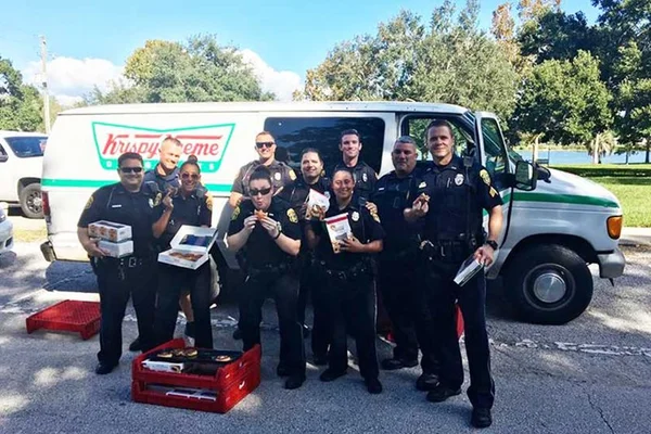Policiais acham van roubada e distribuem donuts a desabrigados nos EUA