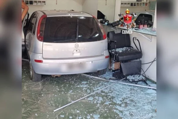 Imagem colorida de um carro dentro de um salão de beleza - Metrópoles